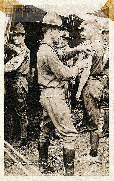Ein junger Mann erhält einen Schuss in den Arm  Fort Sheridan  Illinois  USA  1920. Künstler: Unbekannt