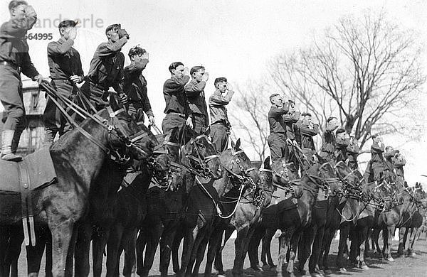 Salutierende Soldaten auf dem Pferderücken  Fort Sheridan  Illinois  USA  1920. Künstler: Unbekannt