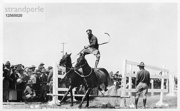 Soldat bei einer akrobatischen Darbietung zu Pferde  Fort Sheridan  Illinois  USA  1940. Künstler: Unbekannt