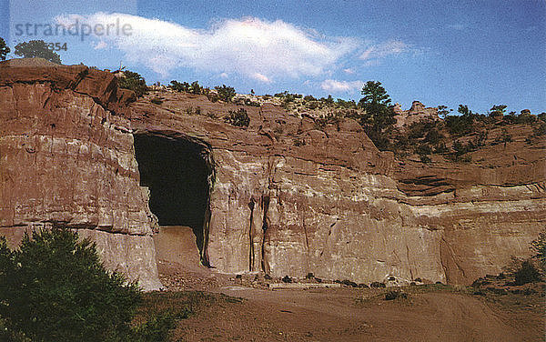 Kit Carson Cave  nördlich der Route 66 bei Gallup  New Mexico  USA  1952. Künstler: Caplin & Thompson