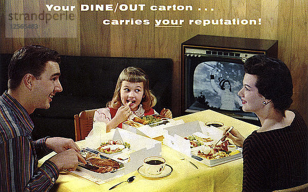 Eine Familie isst Essen zum Mitnehmen vor einem Fernseher  Menasha  Wisconsin  USA  1959. Künstler: Unbekannt
