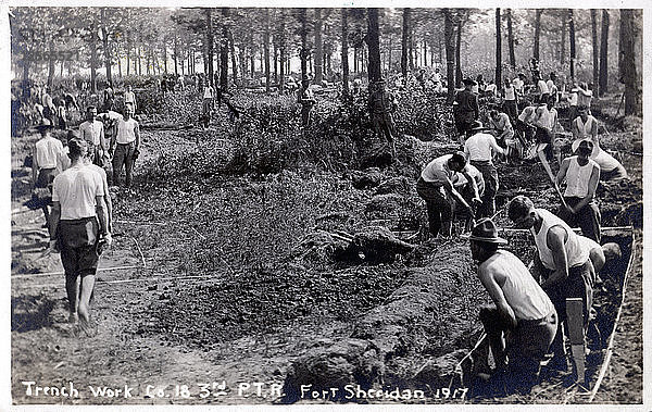 Soldaten beim Graben und Räumen von Schützengräben  Fort Sheridan  Illinois  USA  1917. Künstler: Unbekannt