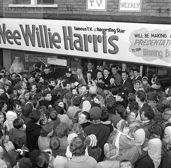 Der Fernseh- und Plattenstar Wee Willie Harris besucht South Yorkshire  1958. Künstler: Michael Walters