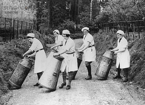 Frauen beim Milchkochen  ca. 1940er Jahre(?). Künstler: Unbekannt