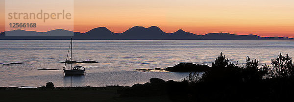 Sonnenuntergang über Jura  gesehen von Kintyre  Argyll und Bute  Schottland.