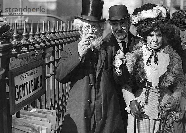 Eine Gruppe von Personen  die an einer öffentlichen Herrentoilette vorbeigeht  Westminster  London  um 1900-1919(?). Künstler: Unbekannt