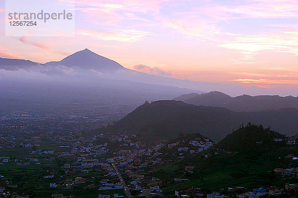 Sonnenuntergang hinter dem Teide  Vulkan auf Teneriffa  Kanarische Inseln  2007.