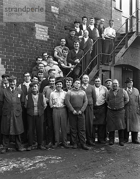 Gruppenporträt von Arbeitern  Edgar Allens Stahlgießerei  Sheffield  South Yorkshire  1963. Künstler: Michael Walters