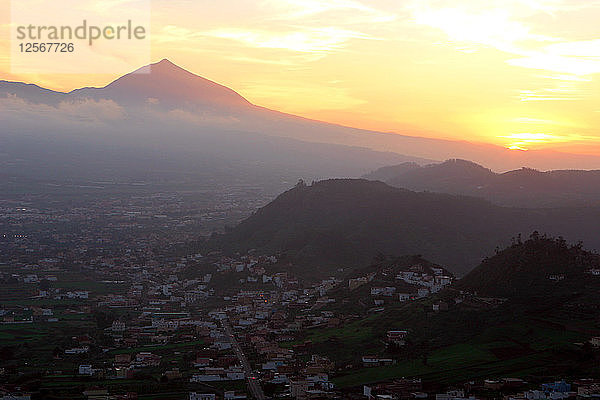 Sonnenuntergang hinter dem Teide  Vulkan auf Teneriffa  Kanarische Inseln  2007.