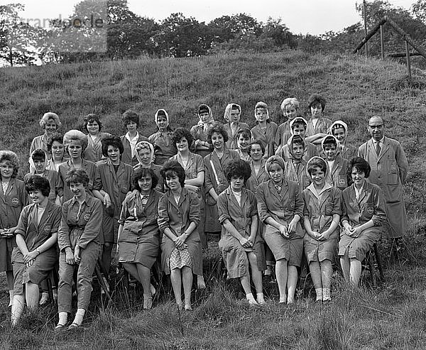 Frauen aus der ICI-Pulverfabrik in einer Gruppenaufnahme  South Yorkshire  1962. Künstler: Michael Walters