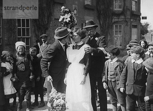 Kissing Day  Hungerford  Berkshire  um 1900(?). Künstler: Unbekannt