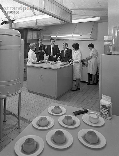 Lebensmittelverkostung in einer neuen Versuchsküche  Batchelors Foods  Sheffield  South Yorkshire  1966. Künstler: Michael Walters