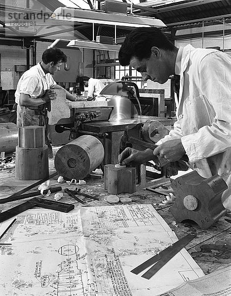 Anfertigung eines Modells für eine Stahlform  Wombwell Foundry  South Yorkshire  1963. Künstler: Michael Walters