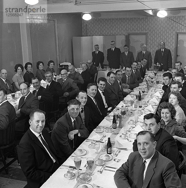 Abendessen zur Preisverleihung für ICI-Mitarbeiter  Doncaster  South Yorkshire  1962. Künstler: Michael Walters
