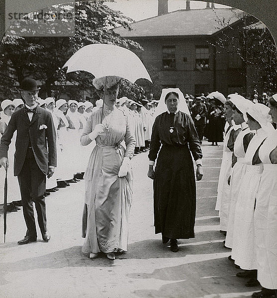 Ihre Majestät schreitet durch die Ehrenwache der Krankenschwestern des RN Hospital  Hull  20. Jahrhundert. Künstler: Realistic Travels Verlag