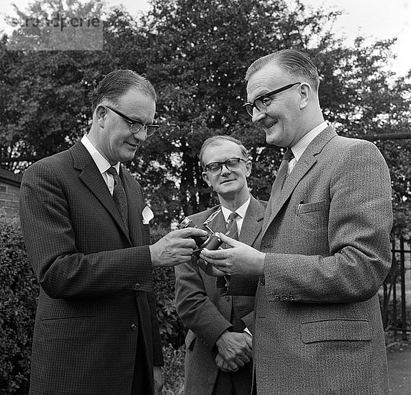 Dr. Lowe von ICI wird eine Kamera überreicht  Denaby Main  South Yorkshire  1962. Künstler: Michael Walters