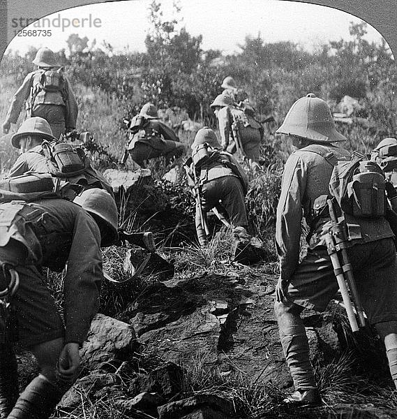 Pfadfinder auf ihrem Weg durch die Wälder Ostafrikas  Erster Weltkrieg  1914-1918.Künstler: Realistic Travels Verlag