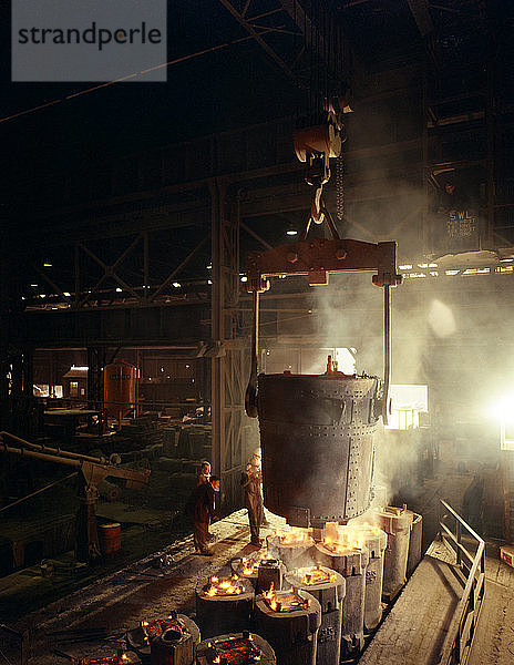 Wimmelndes (gießendes) geschmolzenes Eisen  Brown Bayley Steels  Sheffield  South Yorkshire  1968. Künstler: Michael Walters
