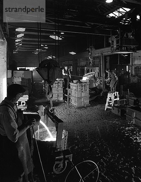 Guss in der Stahlgießerei AT Green & Sons  Rotherham  South Yorkshire  1963. Künstler: Michael Walters