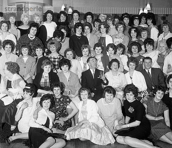 Frauen aus dem ICI-Werk Doncaster bei einem geselligen Beisammensein  South Yorkshire 1962. Künstler: Michael Walters