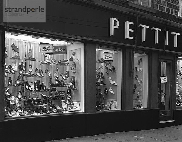 Wearra-Schuhe  Schaufensterauslage  Mexborough  South Yorkshire  1960. Künstler: Michael Walters