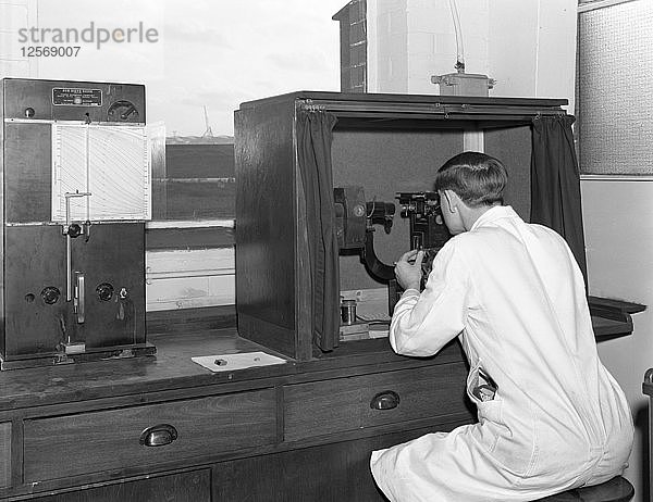 Ein Laborant mit einem Reichter-Mikroskop in einem Stahlwerk  Sheffield  South Yorkshire  1962. Künstler: Michael Walters