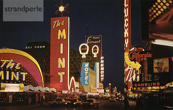 Nachtansicht mit Blick nach Osten auf die Fremont Street  Las Vegas  Nevada  USA  1966. Künstler: Unbekannt