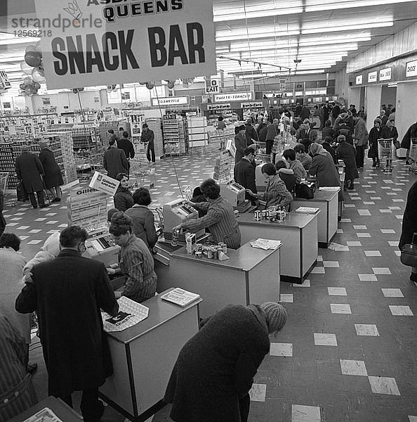Der Kassenbereich des ASDA-Supermarkts in Rotherham  South Yorkshire  1969. Künstler: Michael Walters