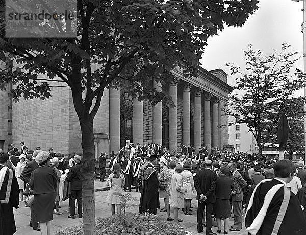 Hochschulabsolventen vor dem Rathaus von Sheffield  South Yorkshire  1967. Künstler: Michael Walters
