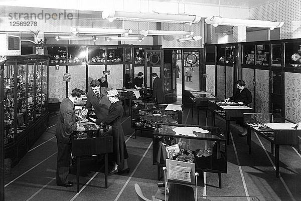 Kunden in der Schmuckabteilung der Barnsley Co-op  South Yorkshire  1957. Künstler: Michael Walters