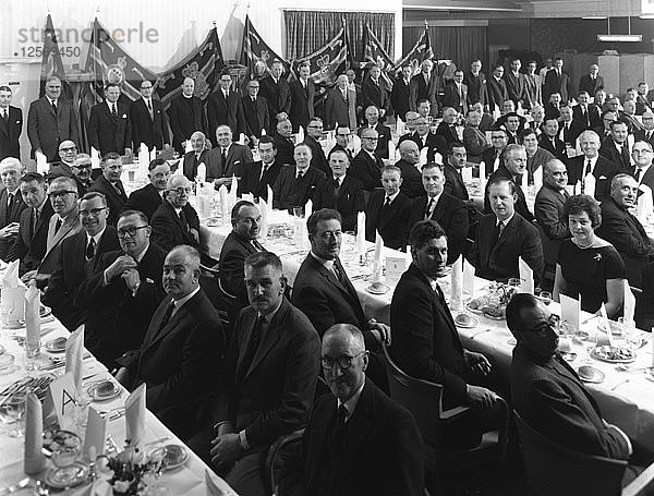 Mitglieder des Royal Army Ordnance Corps (RAOC) versammeln sich zu ihrem jährlichen Abendessen  1965. Künstler: Michael Walters