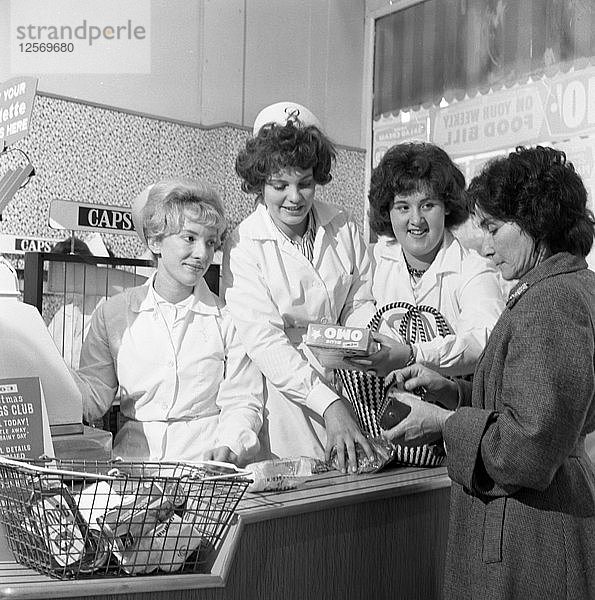 Kassiererinnen bei einer Supermarkteröffnung  Broughs Ltd  Thurnscoe  South Yorkshire  1963. Künstler: Michael Walters