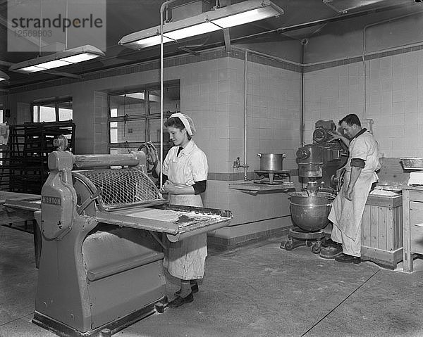 Herstellung von Teig für Fleischpasteten  Rawmarsh  South Yorkshire  1955. Künstler: Michael Walters