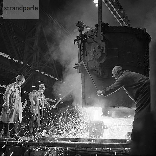 Gießen eines zwei Tonnen schweren Gussteils  Osborn Hadfields Steel Founders  Sheffield  South Yorkshire  1968. Künstler: Michael Walters