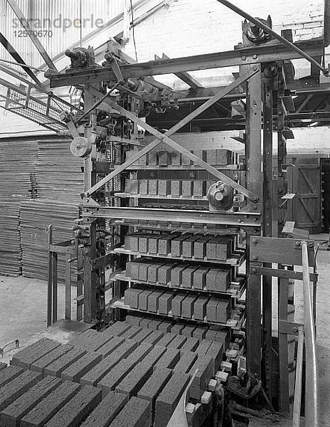 Palettiermaschine in der Ziegelei Whitwick  Coalville  Leicestershire  1963. Künstler: Michael Walters