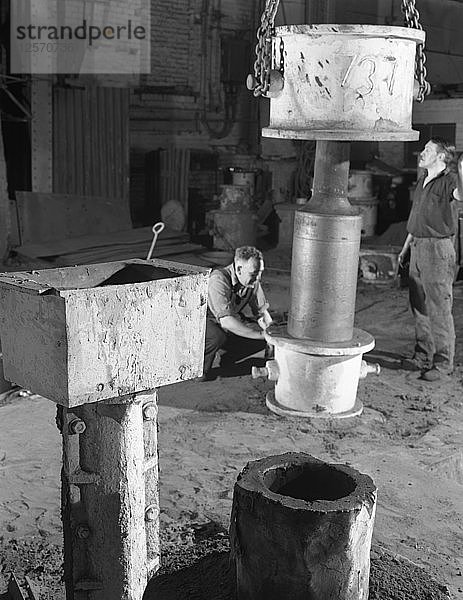 Entkleiden eines Stahlgussstücks  Wombwell Foundry  South Yorkshire  1963. Künstler: Michael Walters