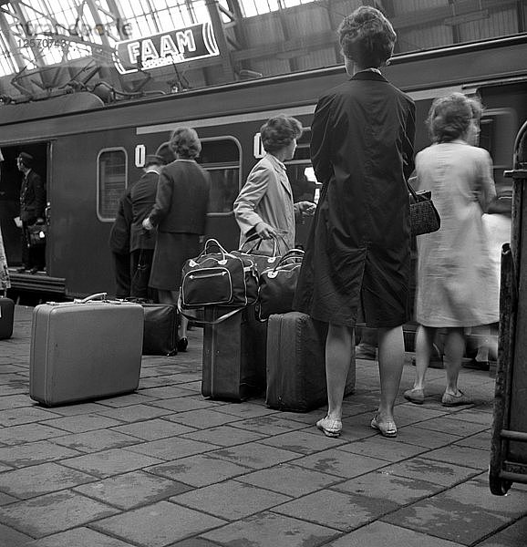 Fahrgäste auf einem Bahnsteig der Centraal Station  Amsterdam  Niederlande  1963. Künstler: Michael Walters