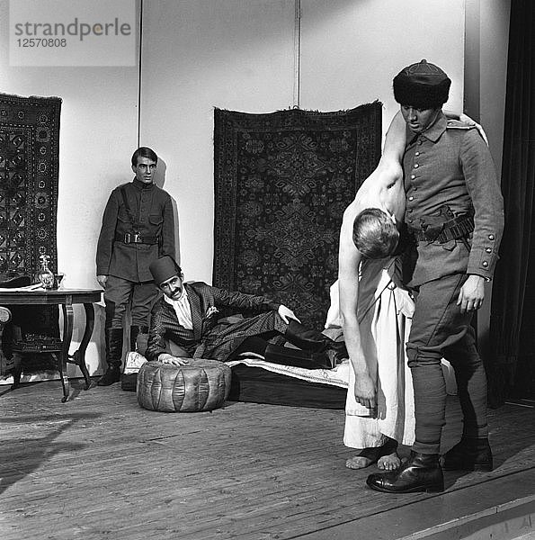 Eine Szene aus dem Theaterstück Ross von Terence Rattigan  Worksop College  Nottinghamshire  1963. Künstler: Michael Walters
