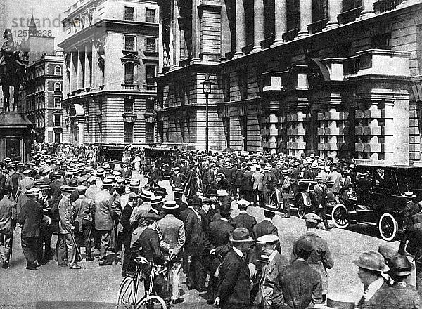 Menschenmassen warten in London auf den Beginn des Krieges  4. August 1914 (1937). Künstler: Fuchs