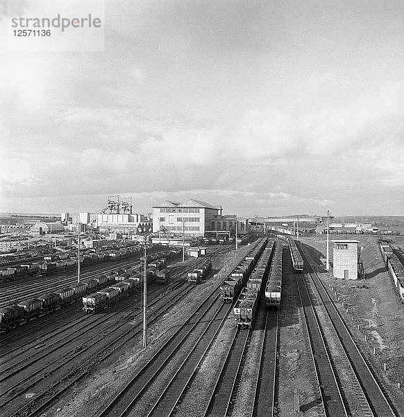 Überblick über den Rangierbahnhof der Zeche Lynemouth  Northumberland  1963. Künstler: Michael Walters