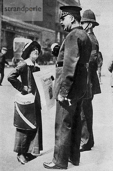 Eine Suffragette  die zwei Polizisten gegenübersteht  1913 (1937).Künstler: Sport & Allgemein
