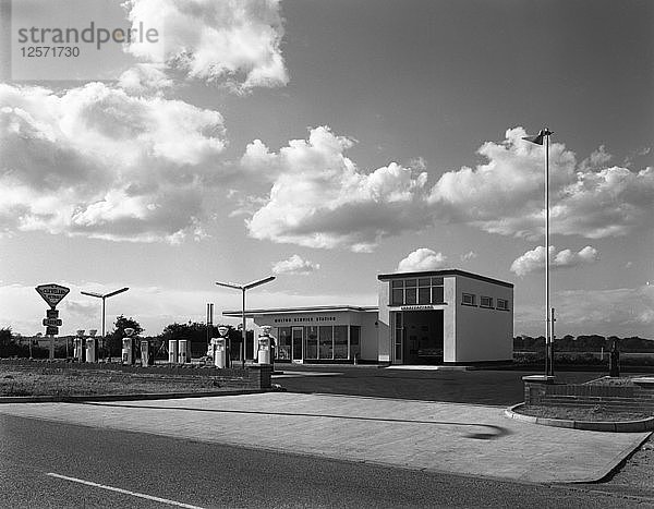 Cleveland-Tankstelle  Marr  South Yorkshire  1963. Künstler: Michael Walters