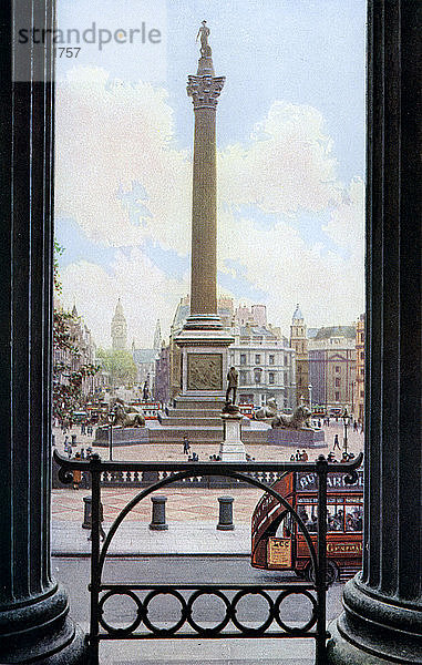 Nelsons Säule und Trafalgar Square von der Terrasse der National Gallery  London  um 1930. Künstler: Spencer Arnold