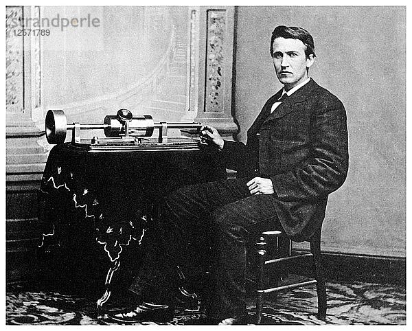 Thomas Alva Edison  amerikanischer Erfinder  mit seinem Phonographen  um 1878 (1955). Künstler: Unbekannt
