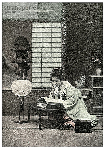 Eine schöne Studentin  Japan  1904. Künstler: Unbekannt