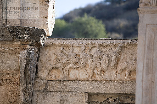 Der Hadrianstempel  Ephesus  Türkei. Künstler: Samuel Magal