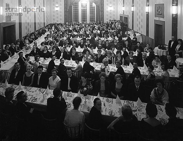 Gäste sitzen vor dem Abendessen bei einem Gesellschaftsabend im Zentrum von Doncaster  South Yorkshire  1963. Künstler: Michael Walters