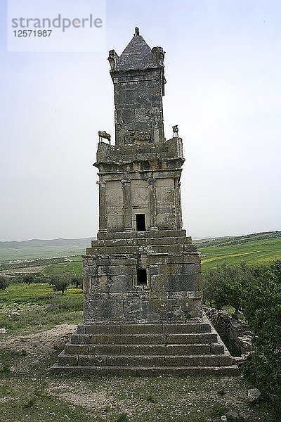 Das Mausoleum von Ateban  Dougga (Thugga)  Tunesien. Künstler: Samuel Magal