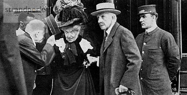 Der amerikanische Tycoon John D. Rockefeller und seine Frau bei der Ankunft in Cleveland  Ohio  1912 (1951). Künstler: Unbekannt