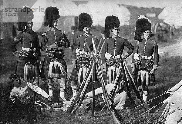 Eine Lagerwache der Seaforth Highlanders bei den Manövern im New Forest  Hampshire  1896: Gregory & Co